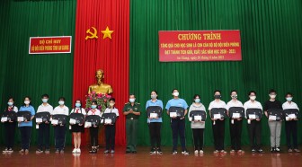 Trao quà cho học sinh giỏi là con cán bộ, nhân viên Bộ đội Biên phòng An Giang