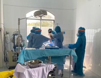 Phẫu thuật lấy thai, một bé trai ra đời tại khu cách ly ở An Giang