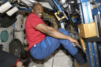 NASA và Tide hợp tác trong thử thách giặt đồ trên không gian