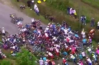 Tour de France 2021 mở màn bằng tai nạn ở chặng đua thứ nhất