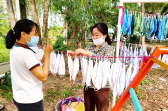 Phụ nữ Phú Tân tham gia phòng, chống dịch bệnh COVID-19