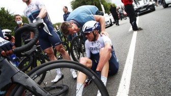 Hàng chục tay đua ngã, chấn thương tại chặng mở màn Tour de France