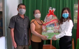 Phú Tân tặng quà gia đình tiêu biểu nhân kỷ niệm 20 năm ngày Gia đình Việt Nam