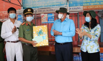 Chủ tịch UBND tỉnh An Giang Nguyễn Thanh Bình thăm, tặng quà chốt kiểm soát Vàm Cống