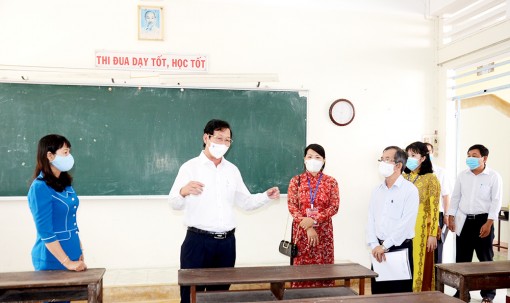 Phó Chủ tịch UBND tỉnh An Giang Lê Văn Phước kiểm tra công tác đảm bảo kỳ thi tốt nghiệp THPT