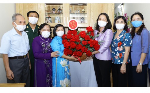 Phó Chủ tịch nước Võ Thị Ánh Xuân thăm các gia đình tiêu biểu ở Hà Nội