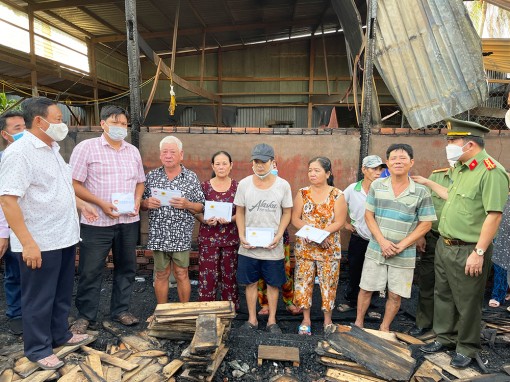 260 triệu đồng hỗ trợ các hộ dân bị hỏa hoạn tại xã Long Giang