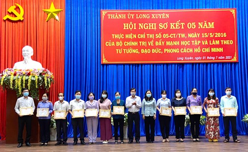 TP. Long Xuyên khen thưởng nhiều tập thể, cá nhân thực hiện Chỉ thị số 05