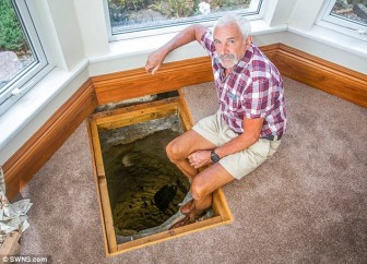 Sửa nhà, người đàn ông tìm thấy giếng cổ chứa nhiều 'kho báu'