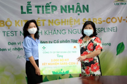 Công ty Cổ phần Tập đoàn Lộc Trời tặng 2.000 bộ KIT xét nghiệm SARS-Cov-2 cho Bệnh viện Đa khoa Trung tâm An Giang
