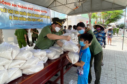 Công an TP. Long Xuyên phát gạo miễn phí cho hộ khó khăn