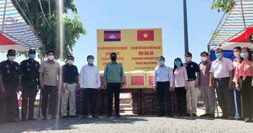 An Giang hỗ trợ vật tư y tế phòng, chống dịch bệnh COVID-19 cho nước bạn Campuchia