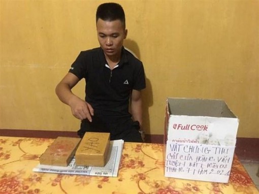 Bắt đối tượng vận chuyển 3 bánh heroin bán cho người nước ngoài