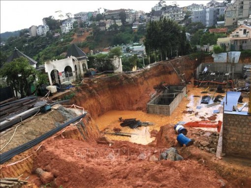Mưa lớn gây sạt lở công trình 6 tầng ở Đà Lạt