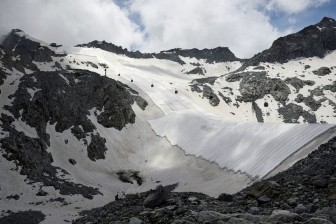 Italia phủ vải để cứu sông băng khỏi cái nóng mùa hè