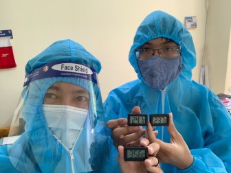 Áo hạ nhiệt: Giải pháp chống nóng cho nhân viên y tế nơi tâm dịch