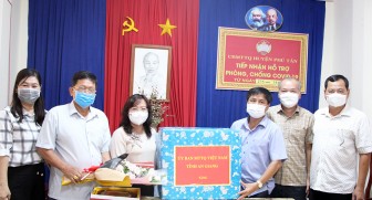 UBMTTQVN tỉnh An Giang tặng Ban Chỉ đạo phòng, chống dịch huyện Phú Tân 50 triệu đồng và 5 tấn gạo