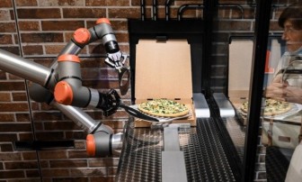 Độc đáo cửa hàng pizza chỉ toàn robot phục vụ