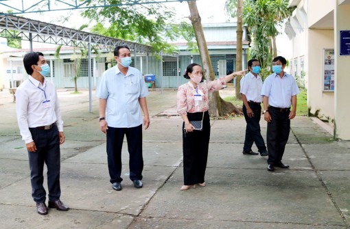 Chủ tịch UBND huyện Châu Thành Lê Phước Dũng thăm hỏi, kiểm tra điểm thi tốt nghiệp THPT năm 2021