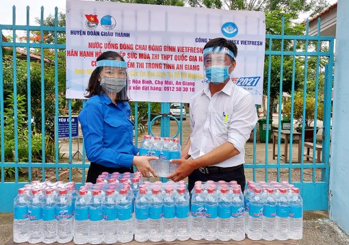 Huyện đoàn Châu Thành thăm, tặng quà các đội hình tình nguyện “Tiếp sức mùa thi”