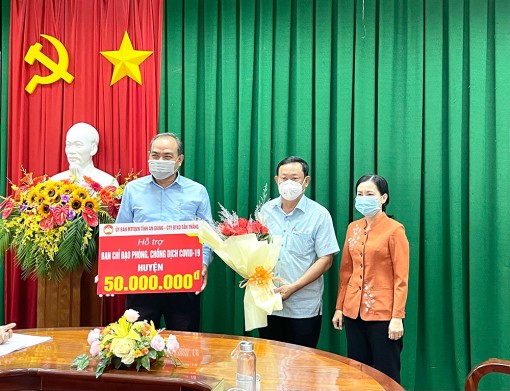 Chủ tịch UBMTTQVN tỉnh An Giang Nguyễn Tiếc Hùng thăm, tặng quà Ban Chỉ đạo phòng, chống dịch COVID-19 huyện Châu Thành và Châu Phú