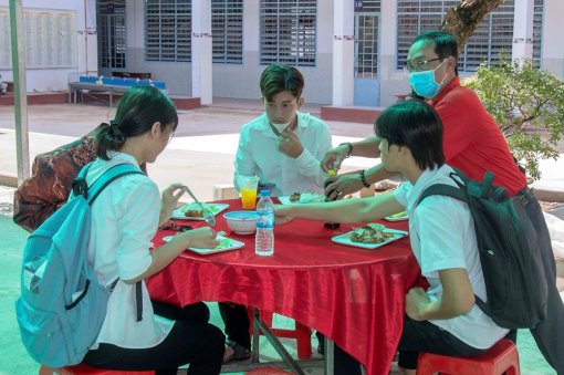 560 suất cơm phục vụ miễn phí cho thí sinh, đội hình "Tiếp sức mùa thi" năm 2021 ở TP. Long Xuyên