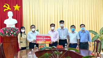 Hỗ trợ huyện Thoại Sơn 50 triệu đồng phòng, chống dịch bệnh COVID-19