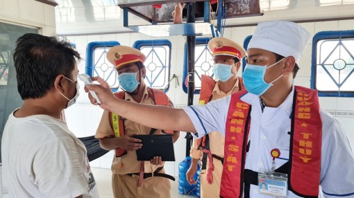 An Giang: Phải có giấy chứng nhận tiêm ngừa đủ 2 mũi vaccine hoặc kết quả test nhanh, xét nghiệm COVID-19 mới cho lên bờ