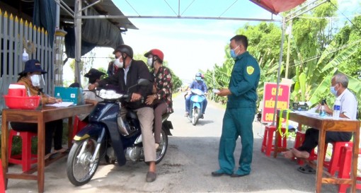 Phú Tân thành lập tổ kiểm soát, chốt chặn người và phương tiện tại bến phà Năng Gù
