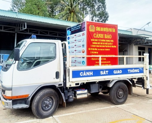 Công an huyện Phú Tân đẩy mạnh tuyên truyền về việc chấp hành khai báo y tế