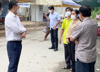 Phó Chủ tịch UBND tỉnh An Giang Trần Anh Thư kiểm tra các chốt kiểm soát dịch bệnh COVID-19 tại huyện Chợ Mới