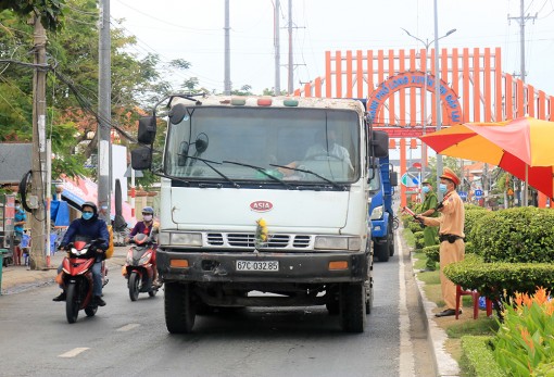 Xem xét, ưu tiên làm thủ tục nhanh chóng qua Chốt kiểm soát dịch Vàm Cống đối với phương tiện vận chuyển hàng hóa thiết yếu tham gia bình ổn thị trường tại tỉnh An Giang