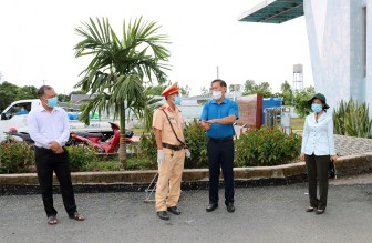 Phó Chủ tịch UBND tỉnh An Giang Trần Anh Thư thăm, kiểm tra các chốt kiểm soát dịch bệnh COVID-19 trên địa bàn huyện Châu Thành