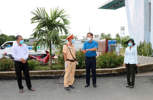 Phó Chủ tịch UBND tỉnh An Giang Trần Anh Thư thăm, kiểm tra các chốt kiểm soát dịch bệnh COVID-19 trên địa bàn huyện Châu Thành