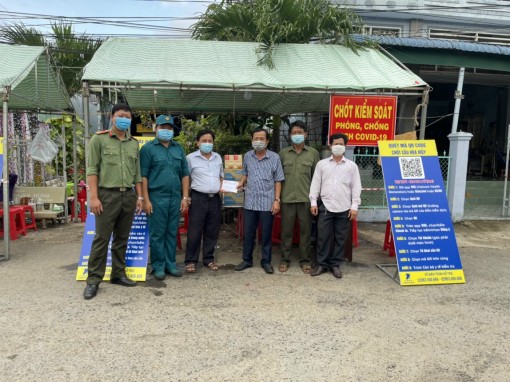 Thăm tặng quà các chốt kiểm soát dịch trên địa bàn huyện Châu Phú