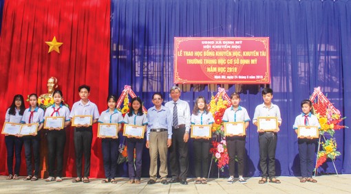 Đẩy mạnh vận động xây dựng quỹ Khuyến học cấp huyện, xã