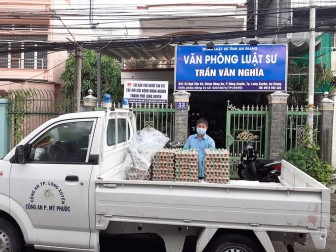 Trao tặng 15.350 trứng gà cho hộ dân sinh sống bằng nghề bán vé số trên địa bàn TP. Long Xuyên
