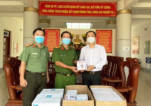 Tiếp nhận kính bảo hộ, găng tay và khẩu trang y tế hỗ trợ Chốt phòng, chống dịch COVID-19 Vàm Cống