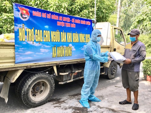 Hỗ trợ hộ nghèo xã Nhơn Hưng bị ảnh hưởng bởi dịch COVID-19