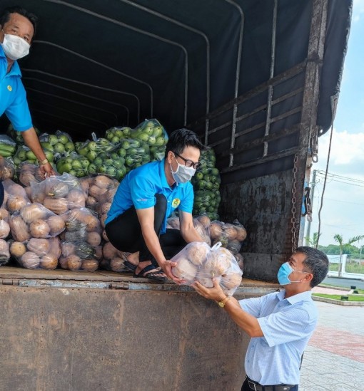 Liên đoàn Lao động tỉnh An Giang hỗ trợ hàng hóa, nhu yếu phẩm cho đoàn viên, công nhân lao động TP. Hồ Chí Minh