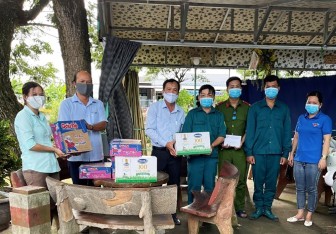 UBMTTQVN huyện Châu Phú vận động các nguồn lực hỗ trợ phòng, chống dịch bệnh COVID-19
