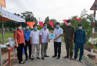 Liên đoàn Lao động huyện Tri Tôn thăm, tặng quà lực lượng làm nhiệm vụ phòng, chống dịch COVID-19