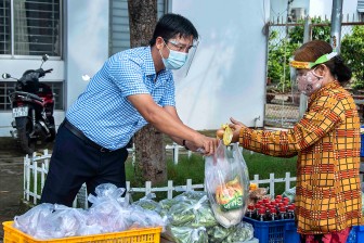 Phường Bình Đức hỗ trợ người nghèo, khó khăn, đặc biệt khó khăn bị ảnh hưởng dịch bệnh COVID- 19