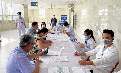 Gần 250 y bác sĩ, nhân viên Bệnh viện Đa khoa Trung tâm An Giang hiến máu cứu người trong mùa dịch