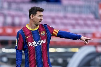 Messi ở lại Barcelona cùng bản hợp đồng 5 năm, đồng ý giảm sâu lương