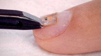 Độc đáo vi chip biến móng tay thành danh thiếp kỹ thuật số