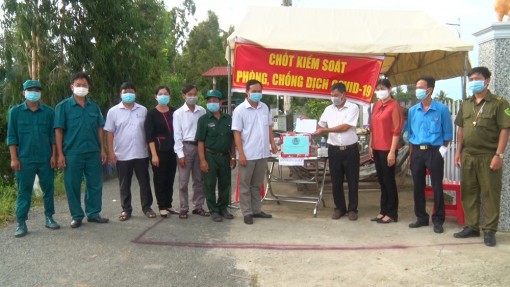 Tặng quà cho gia đình chính sách Tri Tôn