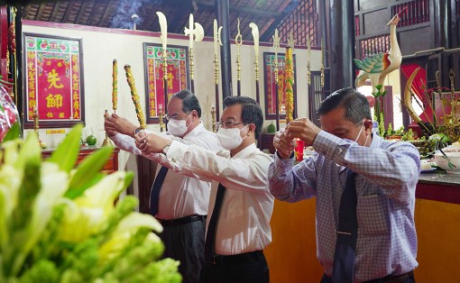 Lãnh đạo tỉnh An Giang viếng, dâng hương tưởng niệm danh thần Thoại Ngọc Hầu