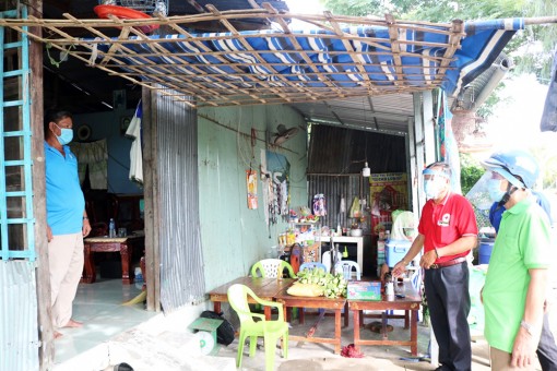 Hội Chữ thập đỏ thị trấn An Châu trao trên 500 phần quà cho người dân bị ảnh hưởng dịch bệnh COVID –19