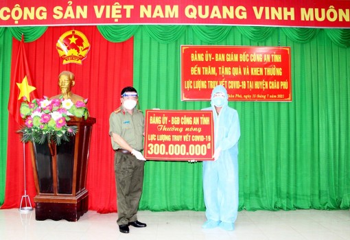 Công an An Giang thưởng "nóng" 300 triệu đồng cho Đại đội "truy vết" COVID-19
